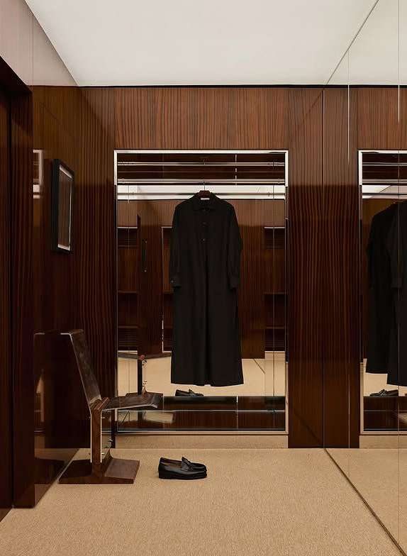 Cabina armadio in legno scuro