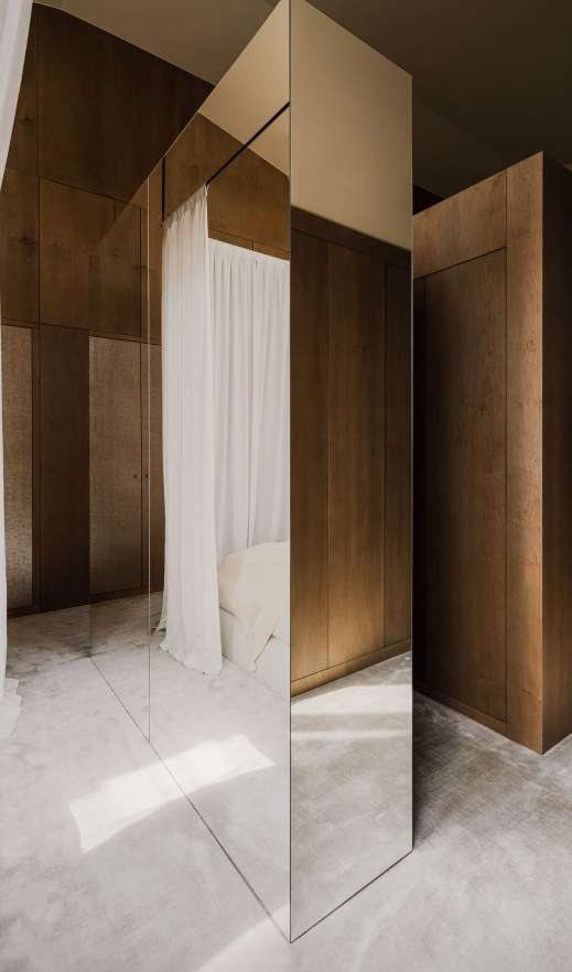 Bagno con specchi e pietra chiara
